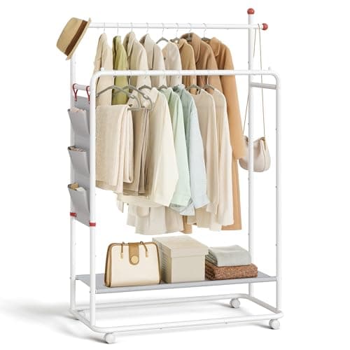SONGMICS HOME Perchero, Perchero Metálico con Ruedas, 2 Barras para Colgar, Bolsillos Laterales, Estante, Ganchos para Cerillas, Blanco Mate HSR171W01